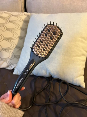 Remington  - Remington Keratin Protect elektrisk värmeborste med tre temperaturinställningar (150°C, 190°C, 230°C). Borsten är i fint skick, inga synliga defekter eller slitage. Perfekt för att snabbt och enkelt få slätt och glansigt hår.