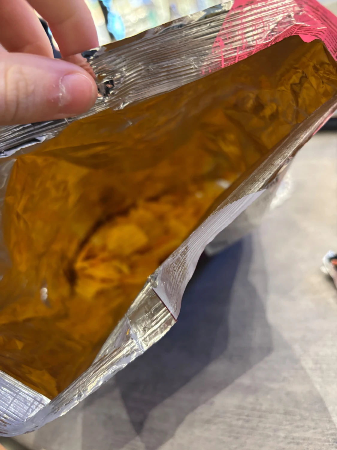 Halv uppäten chips påse - 2