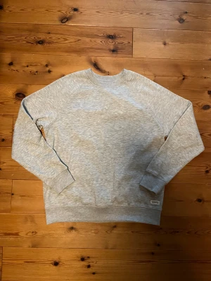 Grå Långarmad Tröja - En skön långarmad tröja i grå färg från Lager 157 ✔️ Storlek S ✔️ Väldigt bra skick ✔️ Inga fläckar eller skador ✔️ Skriv om du undrar något!