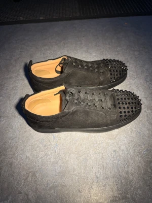 Christian Louboutin  - Säljer mina Loubs för att dem inte matchar min nya stil. Dem är fräscha och snygga som besitter den ikoniska röda sulan. Vid snabb affär kan pris absolut diskuteras då jag vill bli av med dem snarast 