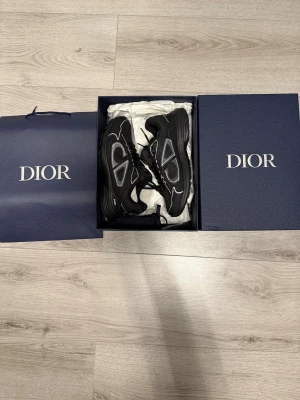 Svarta skor - Säljer ett par snygga svarta skor för ett rimligt pris. Topp kvalité och storlek 42. Frågor? Kom Dms👍🏼