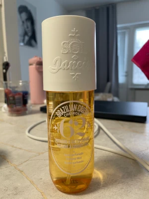 Sol de Janeiro 62 - Perfume mist med pistachio och saltad karamell. Fräsch och trendig doft i en praktisk sprayflaska. Perfekt för dig som vill sticka ut och addera lite extra till din stil.