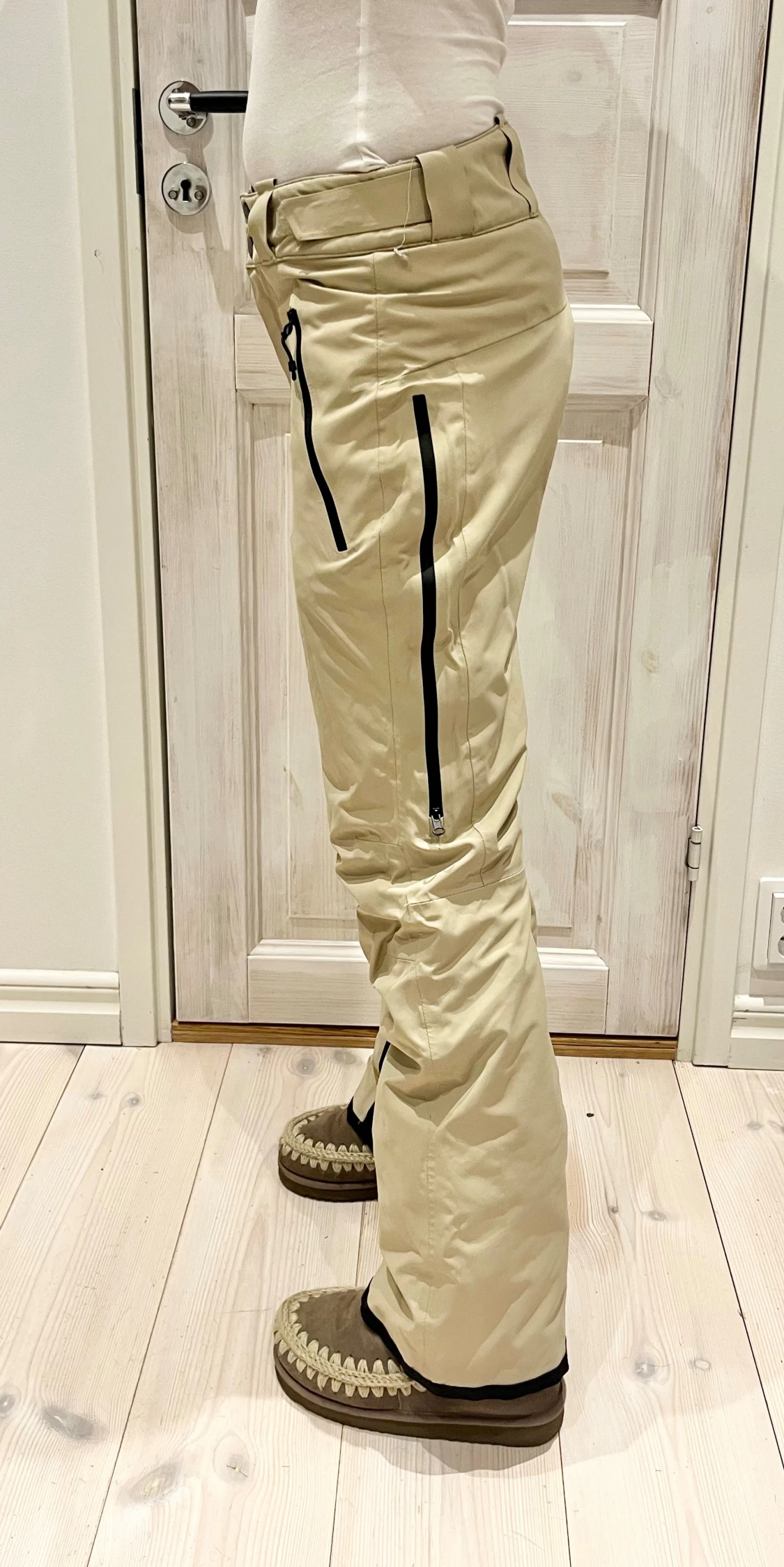 Beige skidbyxor med svarta detaljer - 1