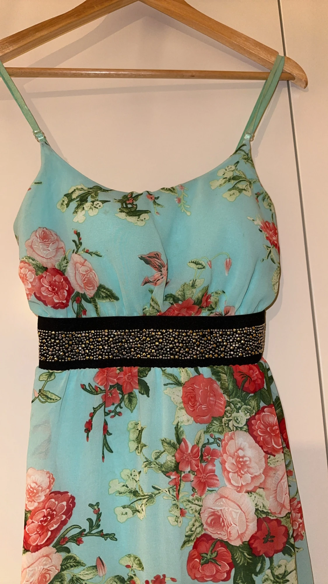 Blommig klänning med pärldetaljer - 5