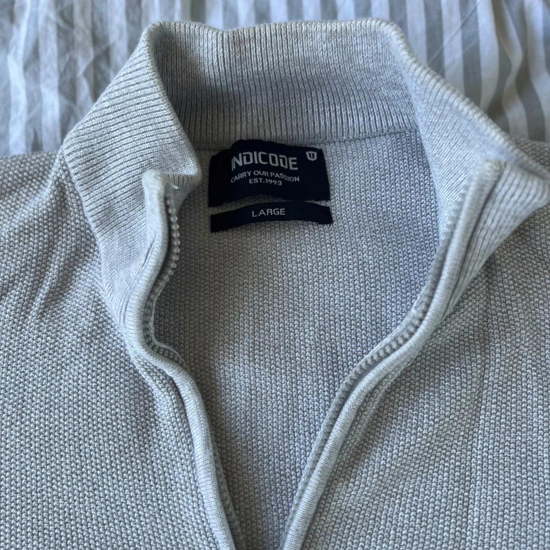 Ljusgrå kofta med dragkedja från Indicode - 1