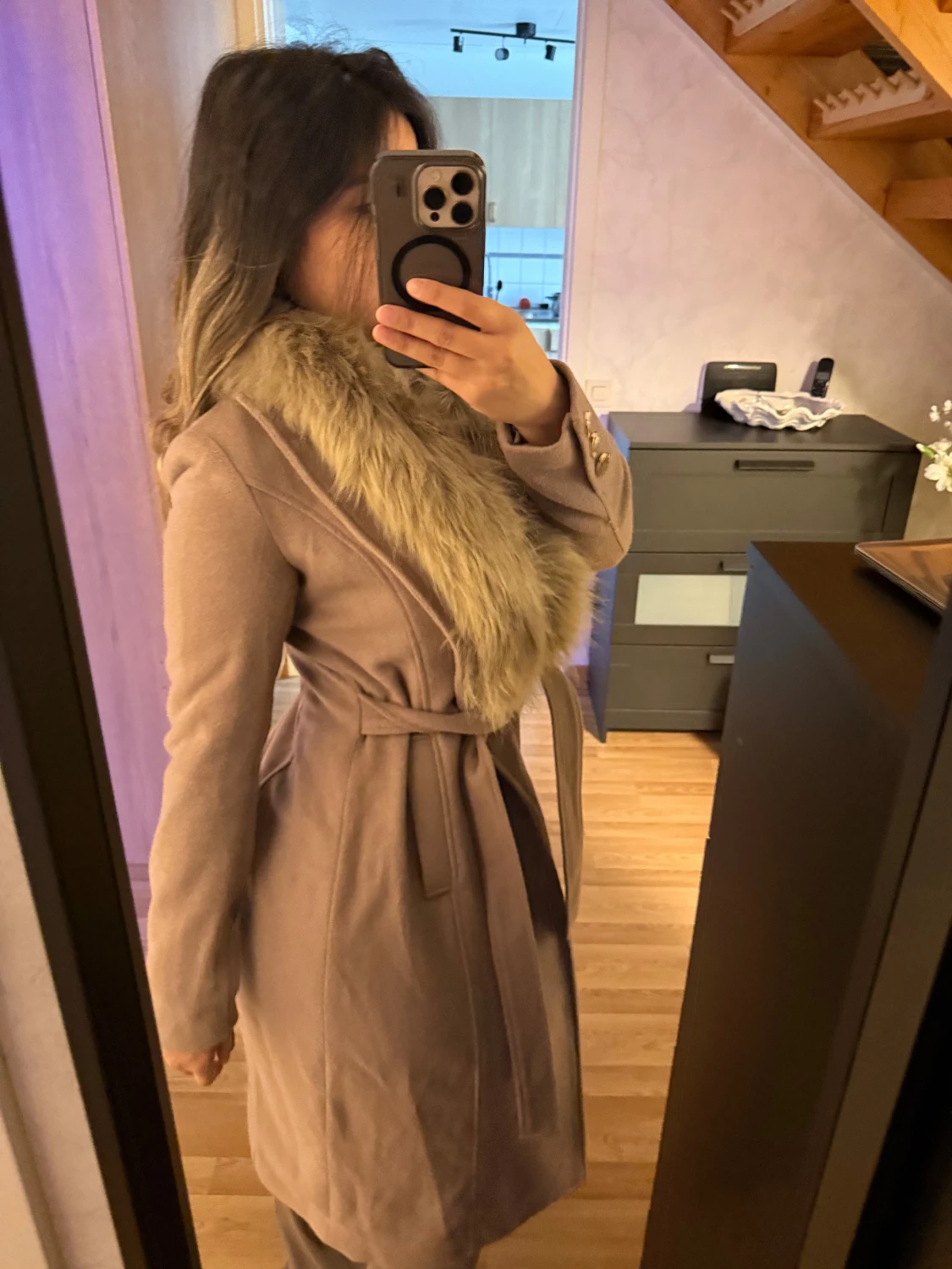 Beige kappa med fuskpäls och bälte - 2