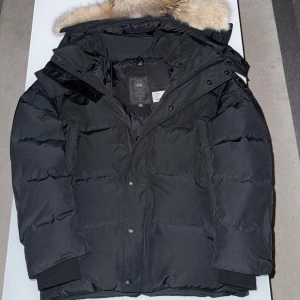 Canad goose black badge - Den mest eftertraktade färgen på denna jacka. Och snyggaste priset är billigast i marknaden kontakta om du har funderingar!!!