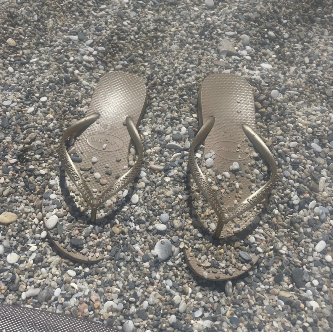 Populära Guldiga flip-flops från Havaianas