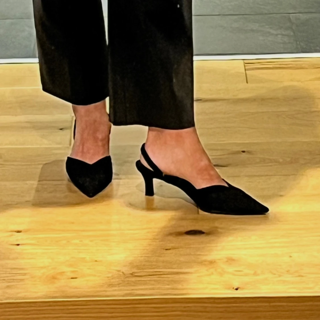 Svarta spetsiga pumps från Nelly