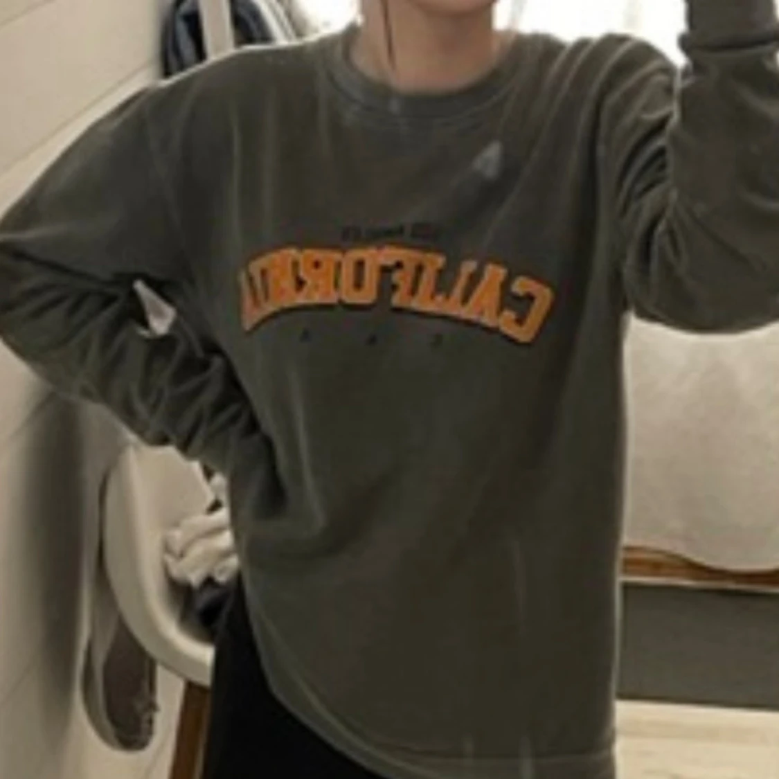 Grå sweatshirt med gul text California