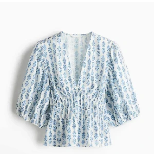 Hm blus - Topp från hm. Snygg och fin till finare event eller fester. Knappt använd💗 skriv om ni vill ha flera bilder