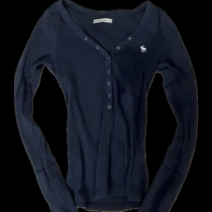 Mörkblå långärmad topp Abercrombie - Inga defekter, som ny                                                      Stretchig material, passar xs,s och m. Skriv vid frågor!!💗 