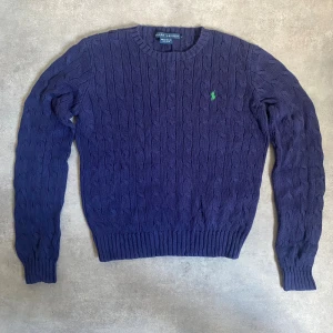 Ralph Lauren tröja  - Riktigt skön stickad Ralph Lauren tröja i unik blå färg. Storlek m men sitter som en xs. Om ni har några frågor tveka inte att skriva 😊