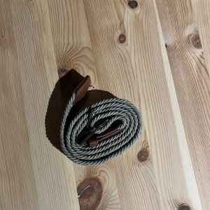 Flätat bälte - Säljer ett flätat bälte perfekt för dig som söker en stilren look