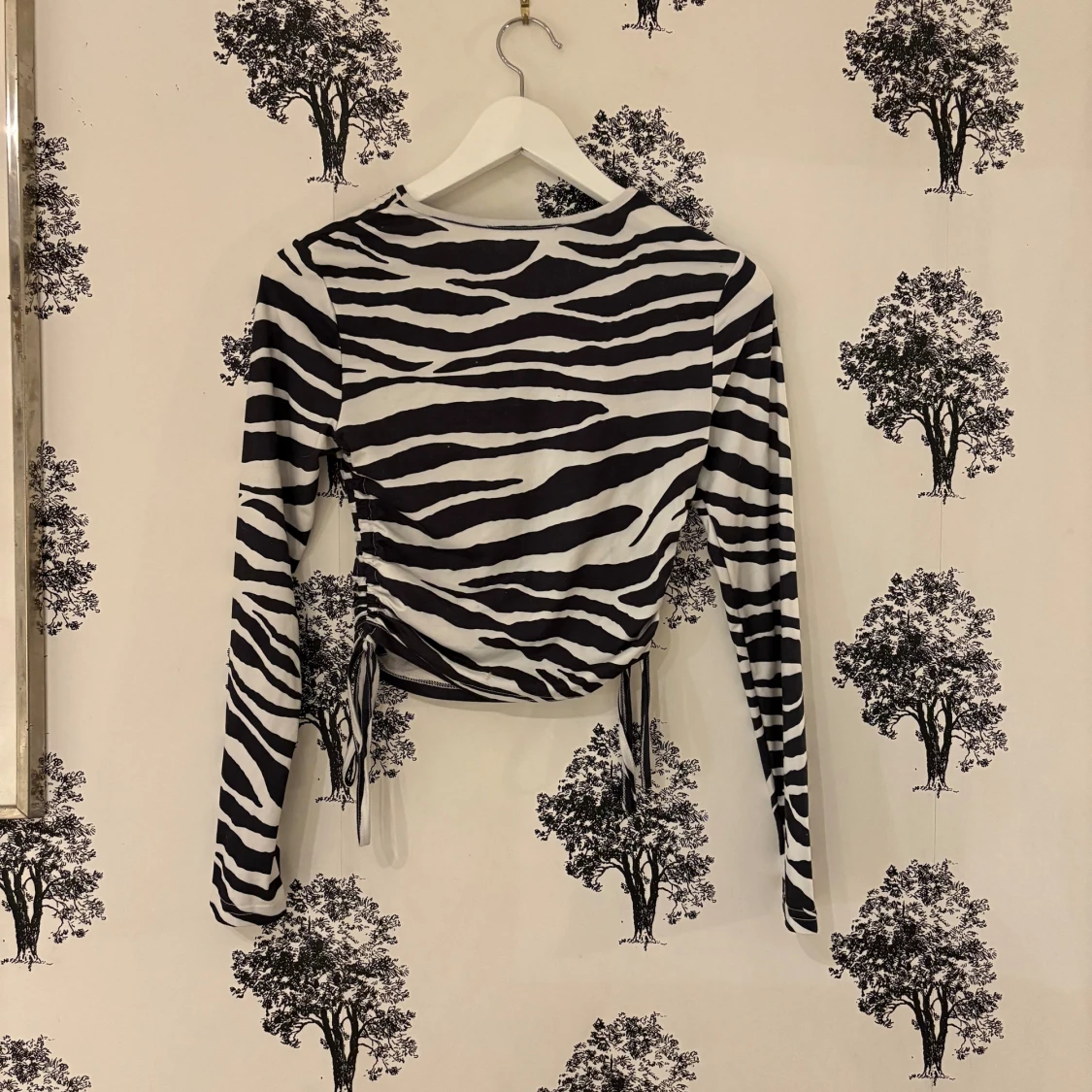 Zebramönstrad långärmad topp med snörning - 1