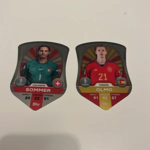 Topps UEFA EURO 2024 Cards: Sommer & Olmo - Två coola samlarkort från Topps UEFA EURO 2024 med fotbollsstjärnorna Yann Sommer (Schweiz, målvakt) och Dani Olmo (Spanien, anfallare). Perfekt för dig som älskar fotboll och vill ha unika kort med stats och info om spelarna!