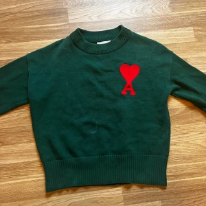 Ami paris  - Säljer en grön stickad ami Paris tröja. Bra skick och vid intresse kan fler bilder skickas samt pris diskuteras