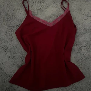 Röd linne topp - Säljer ett rött linne i tunnt luftigt tyg, storlek S🩷