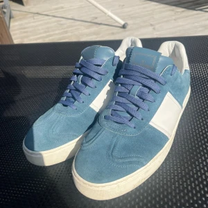 Valentino Flycrews - Säljer dessa sköna valentino flycrews i väldigt bra skick. Storlek 41. Alla nitar är kvar och skorna är riktigt fräscha. Skriv vid minsta fundering!!🙌🤩