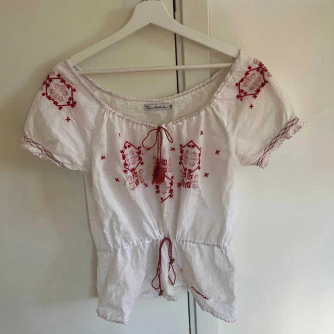 Vit blus med fina detaljer