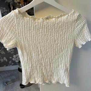 Vit topp - Jättefin och söt topp från hm, passar perfekt till alla tillfällen!