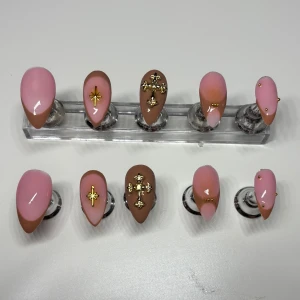 Press-on naglar  - handgjorda press on naglar  Finns i olika storlekar, längd och form   Du kan även önska annan design   Om du är osäker på att dem kommer passa dig med storleken så gör jag dom vid beställning så då utgår jag ifrån kundens naglar  