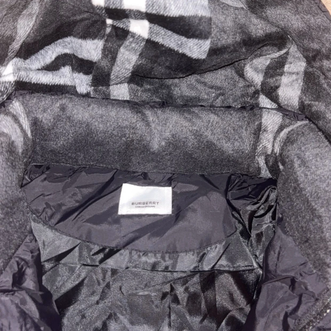 Svart dunväst från Burberry med huva - 3