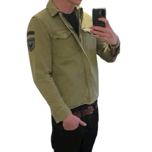 Grön overshirt med patch - Snygg grön overshirt med klassisk krage och två bröstfickor med lock. Jackan har lång ärm och en cool patch på vänster arm. Stängs med knappar framtill och har en clean, normal passform som funkar till många stilar.