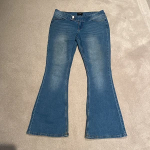Blå bootcut jeans från Vero Moda - Säljer ett par blå bootcut jeans från Vero Moda i storlek L/30. Andvända bara en gång!