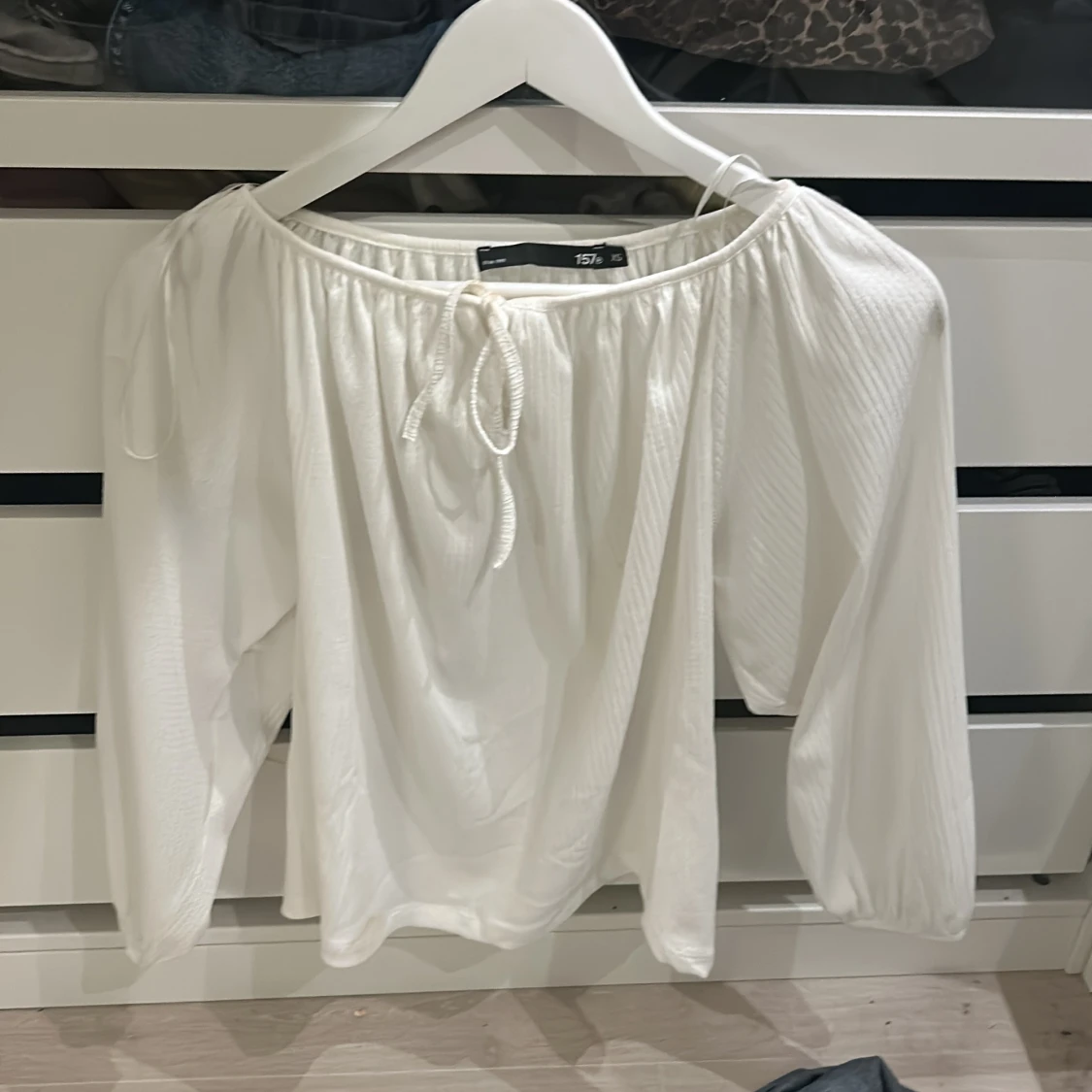 Vit blus med knyt från 157