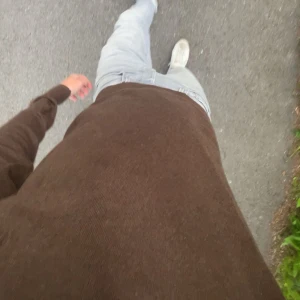 Brun tröja från indicode - Säljer denna då den är för liten, jag köpte den för ett halv år sen ish för ca 300kr. Den är i mycket bra skick förutom den defekten som syns på sista bilden. Storlek s men passar xs. Pris kan diskuteras👌🏼