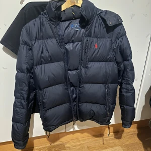 Jacka Polo Ralph Lauren - Säljer denna marinblåa dunjacka från Ralph Lauren. Säljer då jag växt ur storleken, som är i S. Inga skador, däremot är den inte lika ”puffig” som en ny. Perfekt användning nu till vinter! Hör av er vid frågor o funderingar!