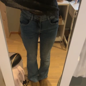 Blå bootcut jeans  - Säljer  dessa  jättesnygga jeans då de inte används längre, passar på mig som e 1,70. Pris kan diskuteras 💗💗