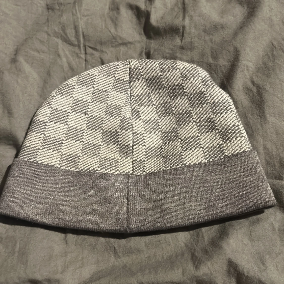 Grå Louis Vitton mössa - 1