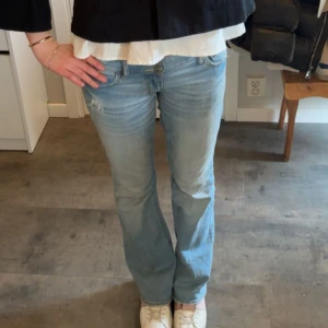 Bootcut jeans från American Eagle - Snygga ljusblå bootcut jeans från American Eagle, säljer pga för stora 