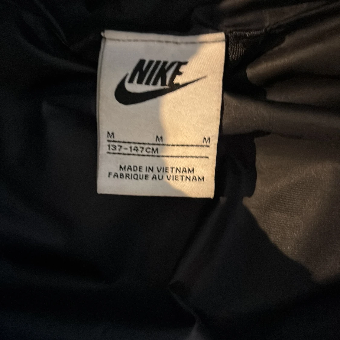 Svart pufferjacka från Nike med huva - 2