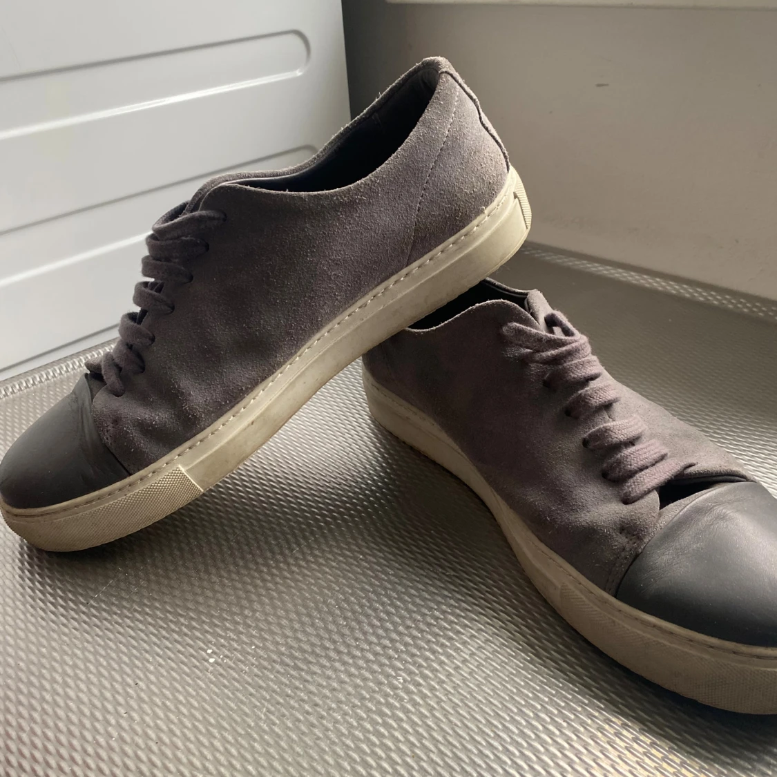 Grå mocka sneakers från Axel Arigato - 1