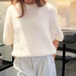 Stickad tröja  - Säljer vit stickad från design by si 