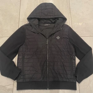 J.Lindeberg Cardigan Jacka - Tjena! Säljer nu denna J.Lindeberg cardigan jacka. Storlek L - Skick 8/10 - Nypris på denna är ca 3500 och mitt pris 999, (pris kan diskuteras vid snabb affär). Hör gärna av er vid minsta fundering/fråga. MVH JL STORE