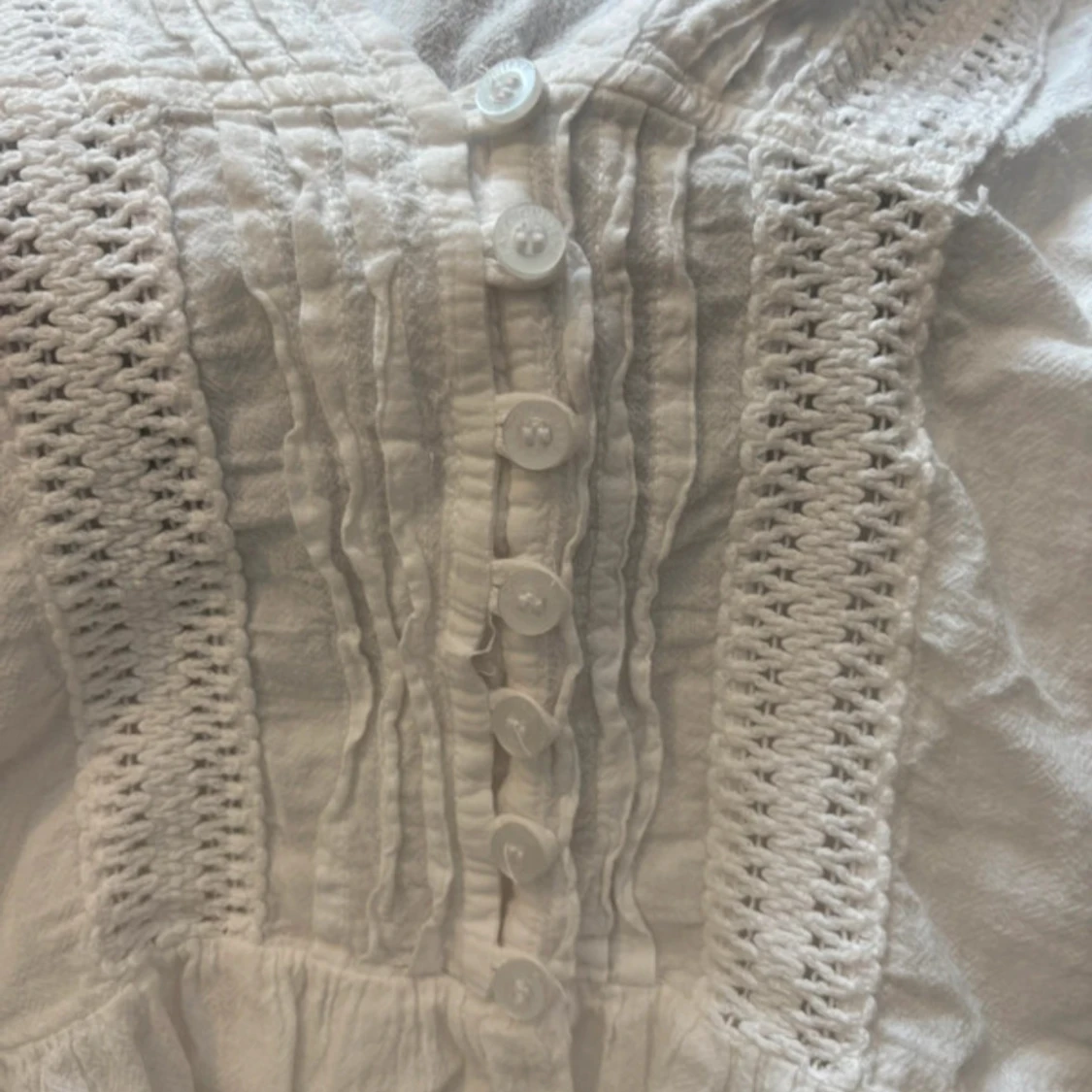 Vit blus med spets och volang La Cotière - 2