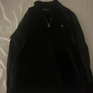Mörk blå half zip tröja Morris S - Mörk blå Morris half zip. Passar runt 175