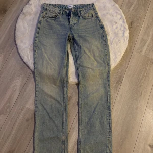 Blå raka jeans från 157, XS - Snygga ljusblå jeans från 157 i rak modell med klassisk femficksdesign och knappgylf. Jeansen har normal passform och är tillverkade i slitstarkt denimtyg. Perfekta för dig som gillar enkel och clean stil.