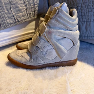 Isabell Marant Skor - Vit och Beigea Isabell marant skor, bra skick men lite smutsiga, storlek 36