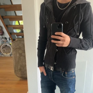 Stickad kofta  - Säljer denna stickade kofta. Riktigt bra passform, storlek S. Kontakta vid intresse! 