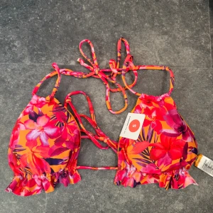 Blommig bikiniöverdel - Från bikbok storlek S. ny med prislapp på