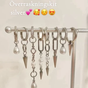 Överraskningskit silver🥰 - Julkit innehållande 6 par bästsäljande örhängen, alltså totalt 12 örhängen 💕🥰☺️ Begränsat antal så först i kvar !!!🎄🎁 369 kr värde 789 kr😍🎁 54% nedsänkt.  Kitet innehåller överraskningar och alla innehåller inte samma, men man får välja på guld eller silver, vid önskemål om blandat skriv till mig så löser jag det🥰☺️💕 Detta kit innehåller silverörhängen