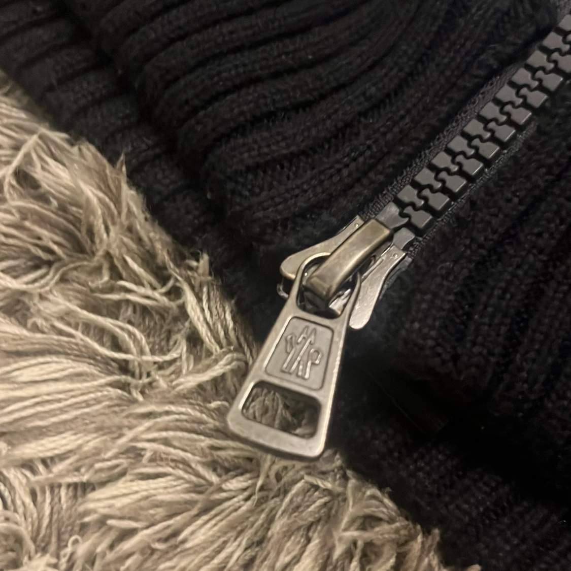 Svart Moncler pufferjacka med huva - 3