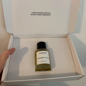 Essnce Strawberry Eclair Parfym - Strawberry eclair från Essnce. Använt fåtal gånger, i princip full. Se bilderna. 