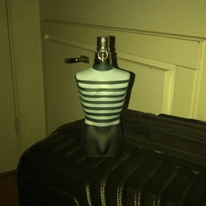 Jean Paul Gaultier Le Male EdT - Klassisk Le Male Eau de Toilette, 125 ml. Ikonisk design som sticker ut i badrumshyllan. Har tagit 1-2 sprut bara. Pris kan diskuteras 