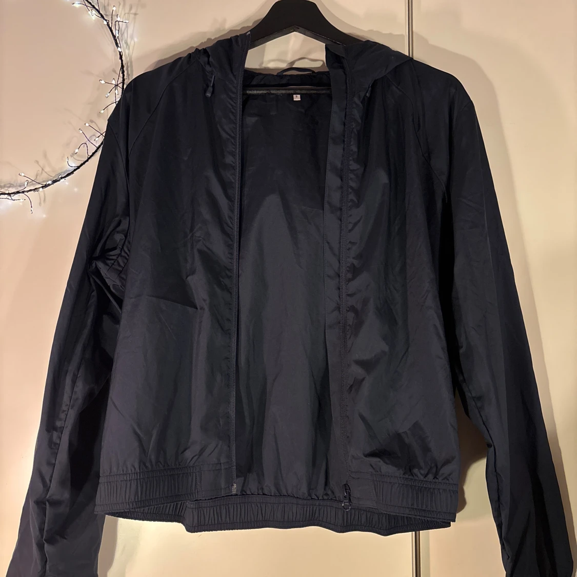 Mörkblå vindjacka från Filippa K Soft Sport - 2